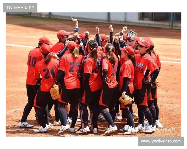 全运会垒球决赛现场气氛热烈，观众助威声响彻球场